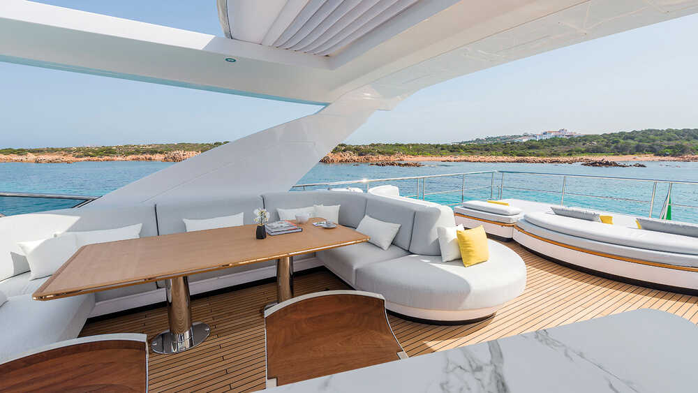 Dining area on the flybridge