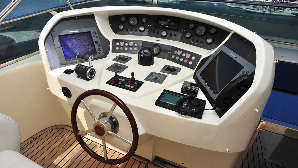 Control station on flybridge