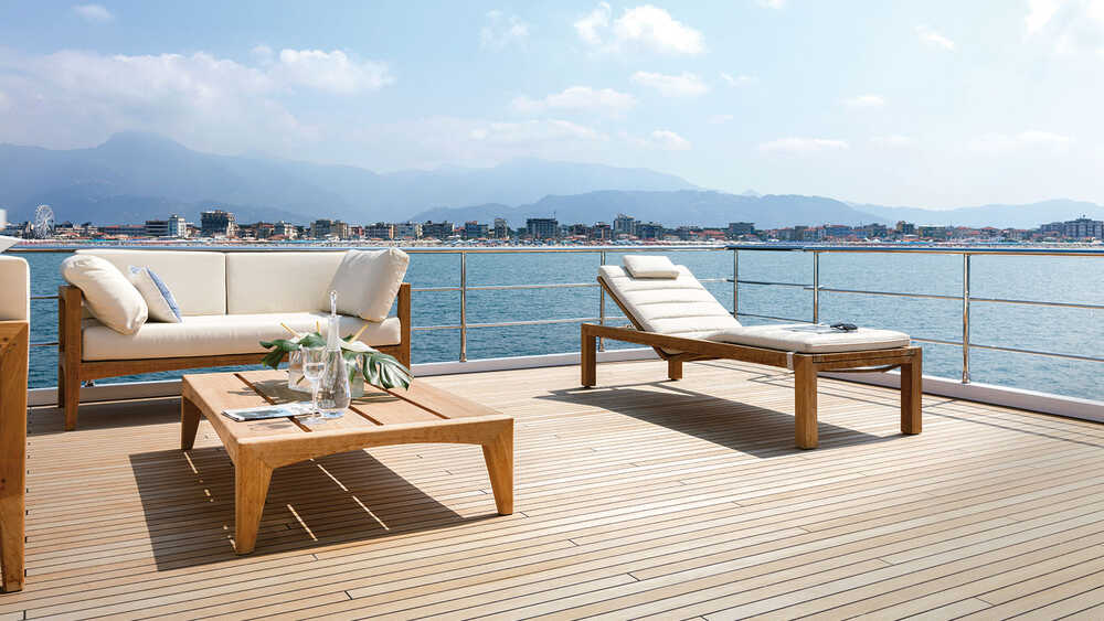 Lounge area on flybridge