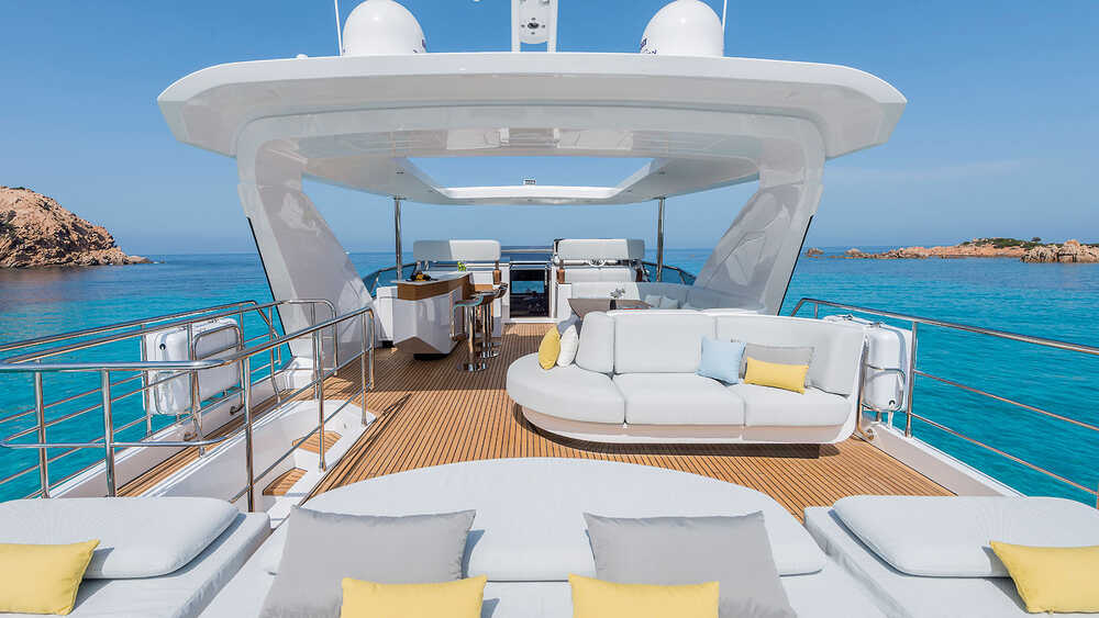 Sunbathing area on aft fly