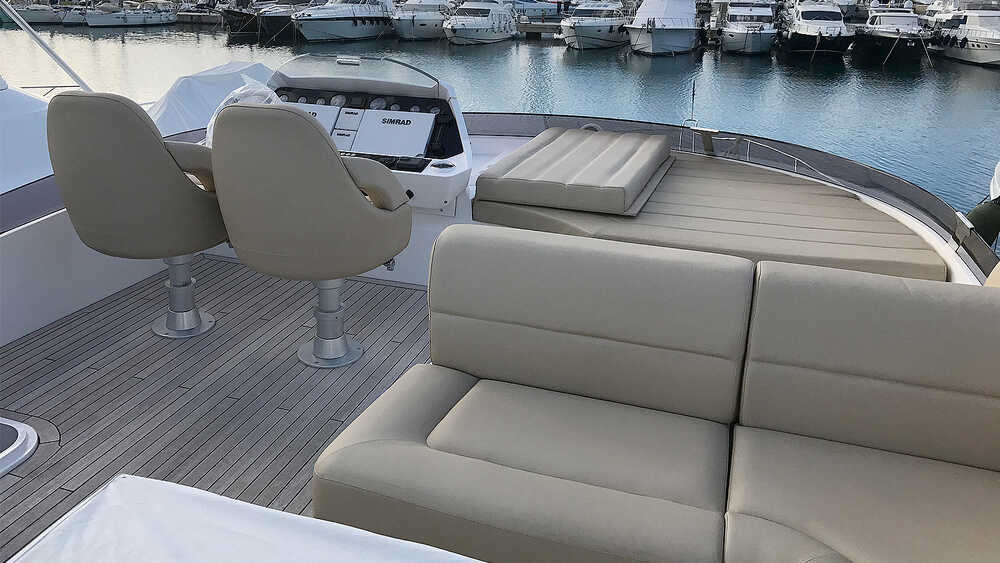 Helm station on flybridge