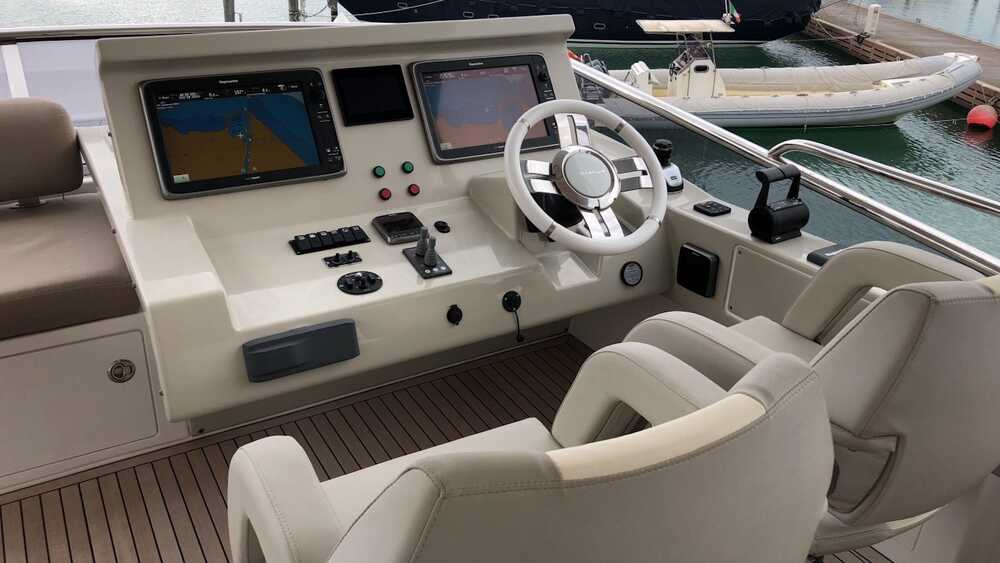 Helm station on flybridge