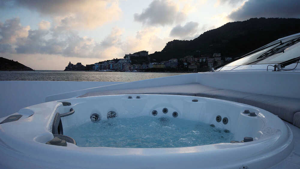 Jacuzzi in the bow
