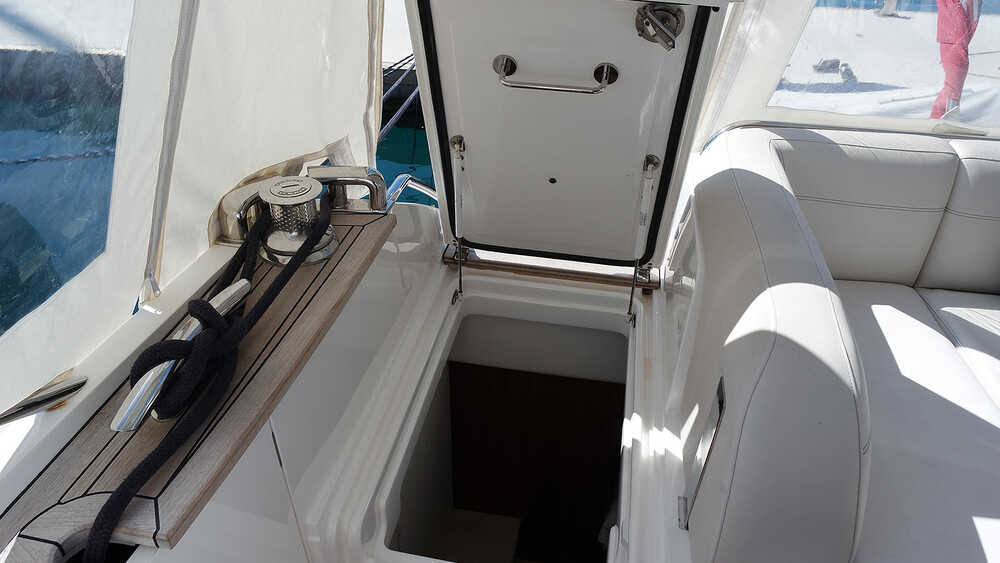Crew cabin entrance on cockpit