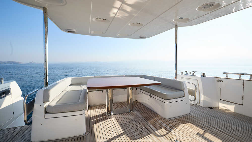Dining area on cockpit