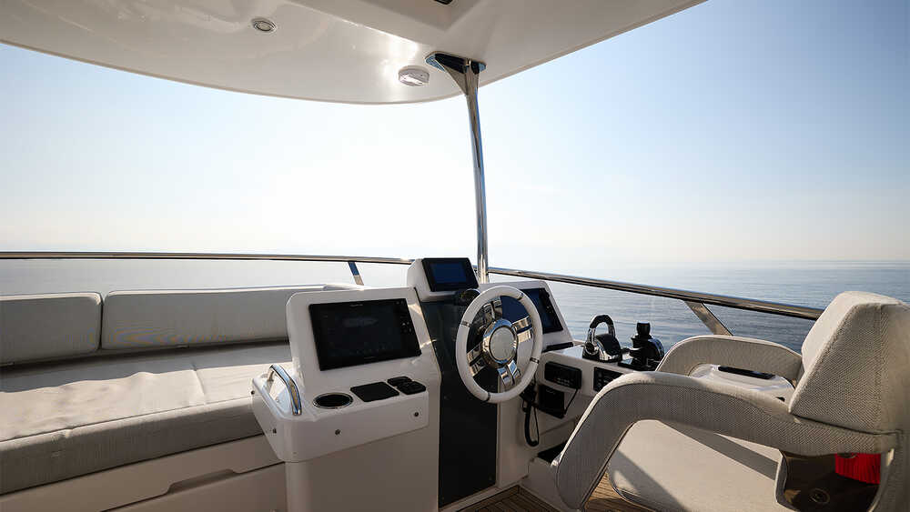 Helm station on flybridge