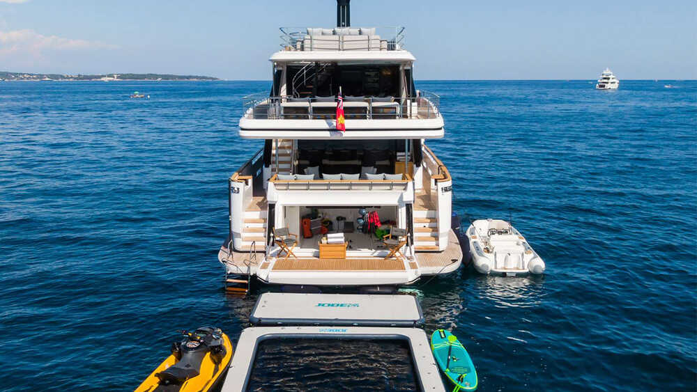Beach club on aft