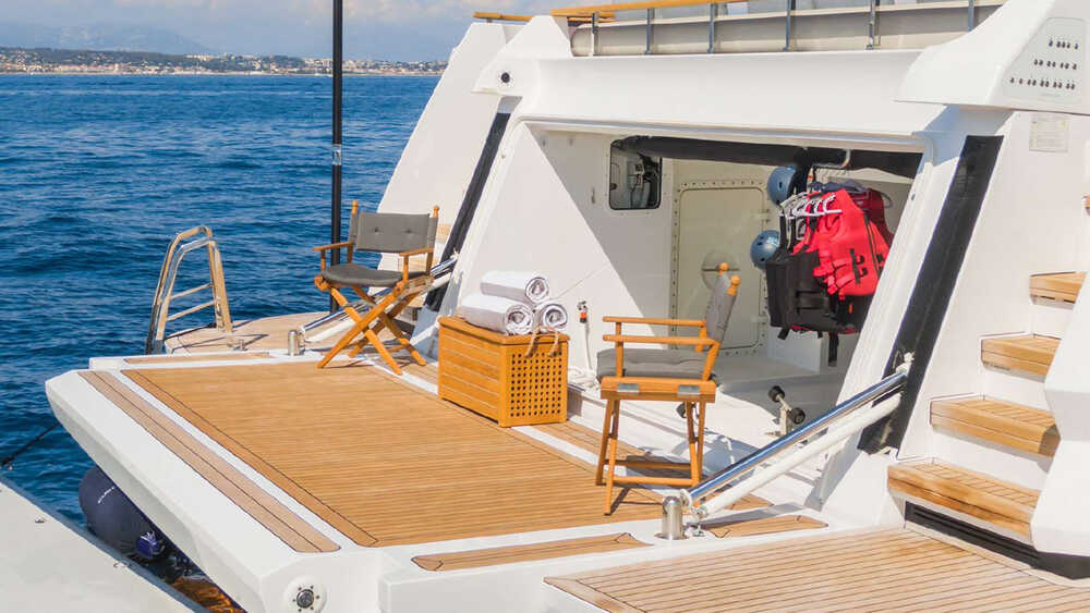 Beach club on aft