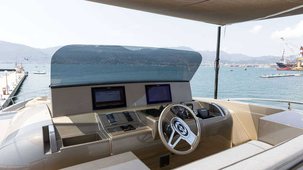 Helm station on flybridge