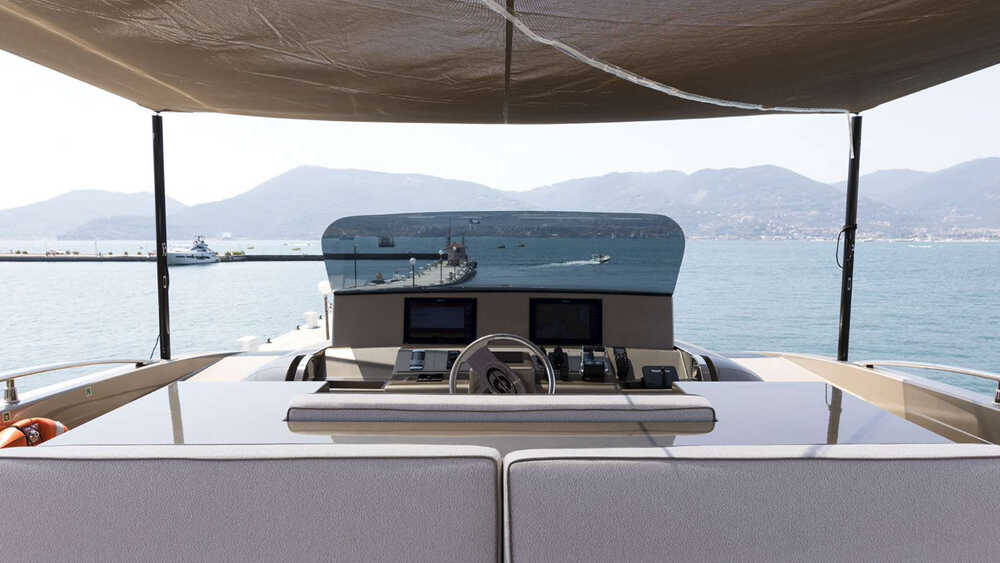 Helm station on flybridge