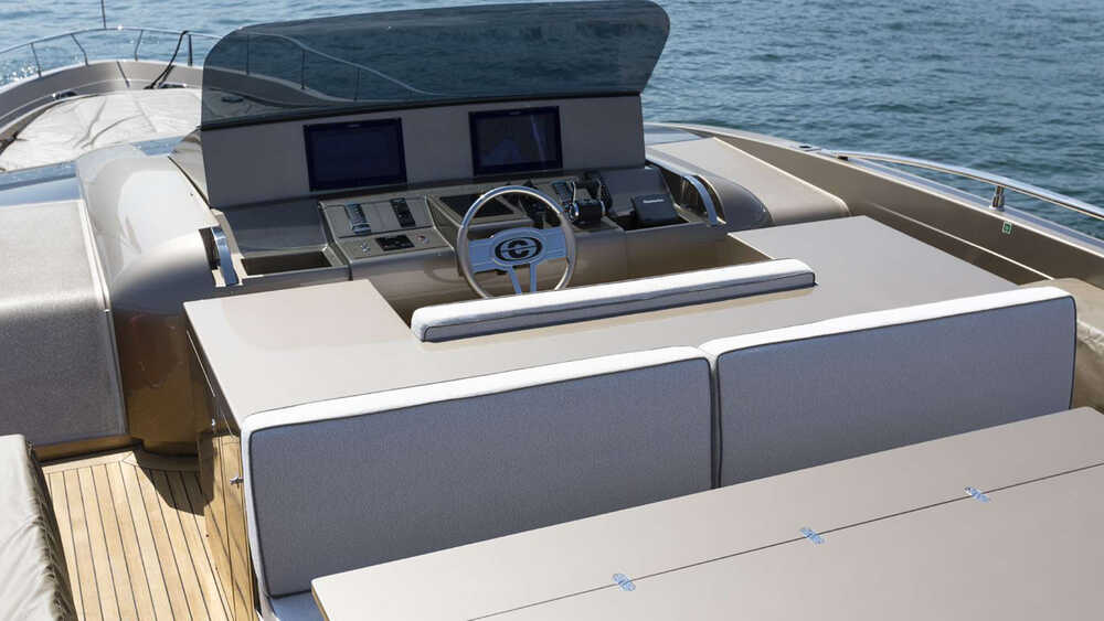 Helm station on flybridge