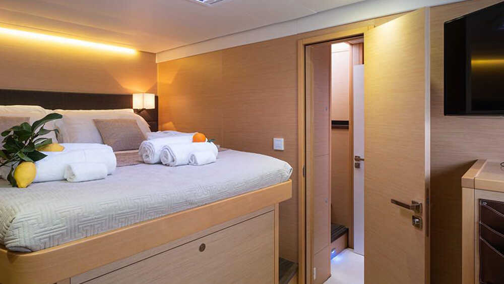 Bow-left cabin