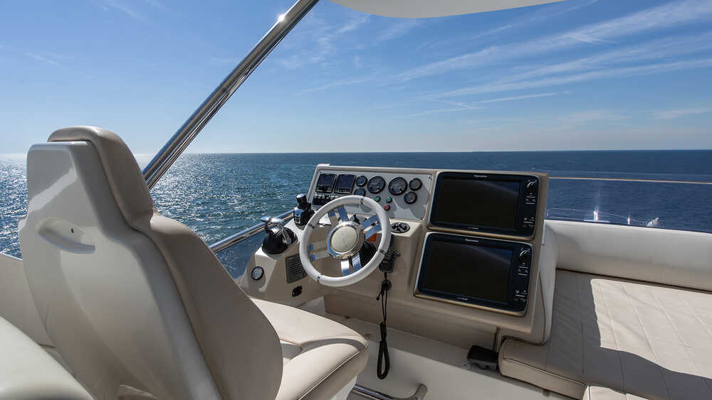 Helm station on flybridge