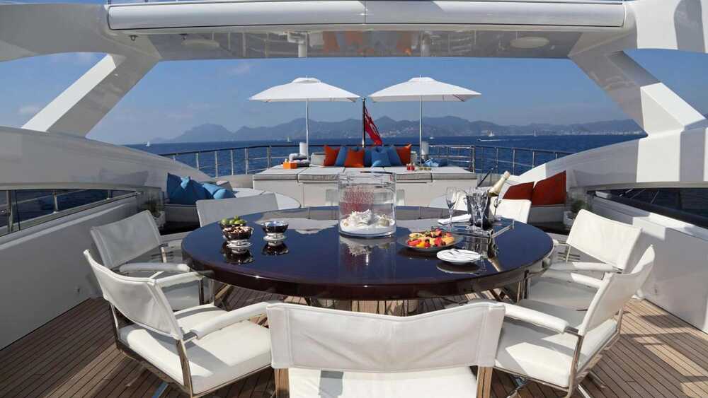 Dining area on the sundeck 