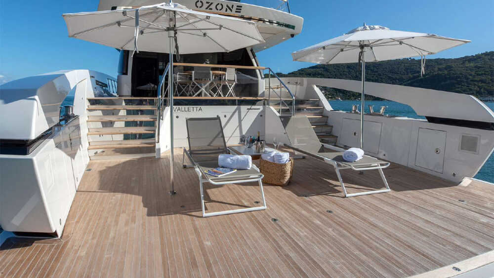 Beach club on aft