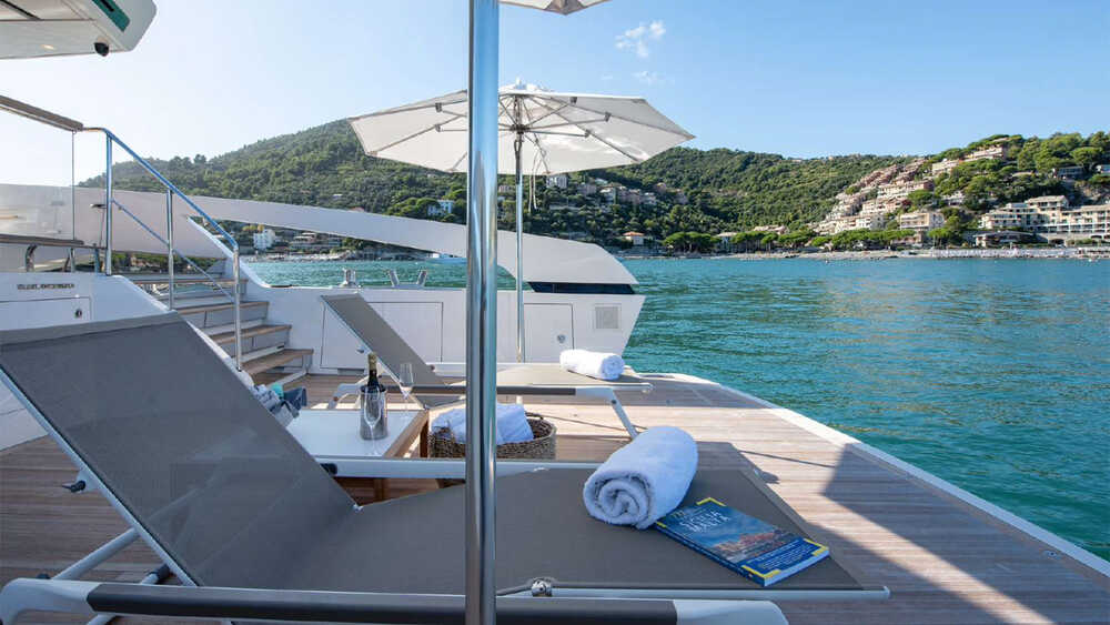 Beach club on aft