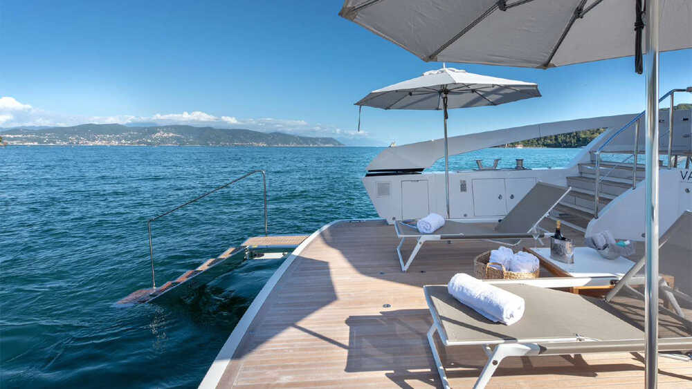 Beach club on aft