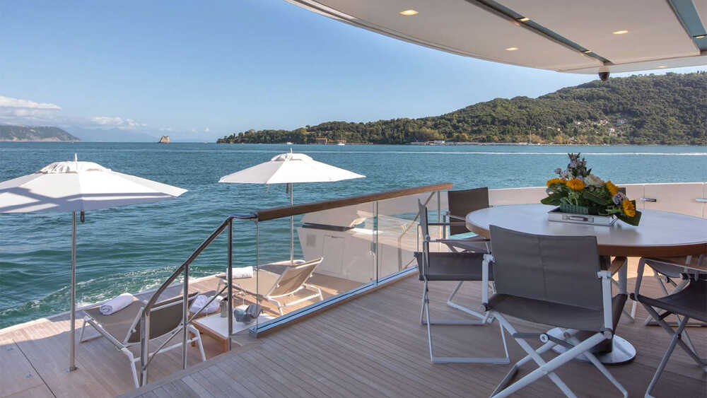 Beach club on aft