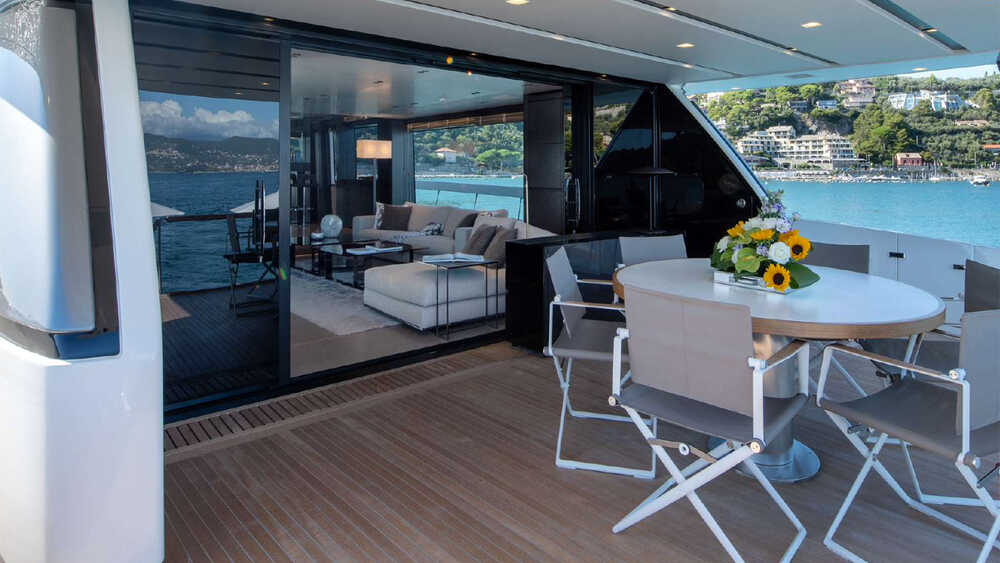 Dining area on cockpit