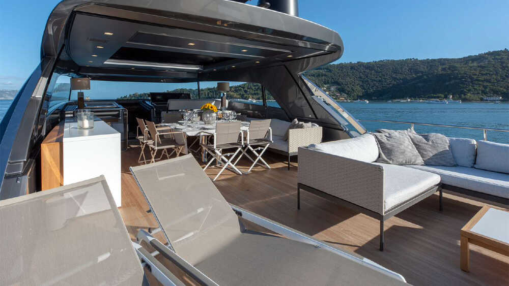 Lounge area on aft flybridge