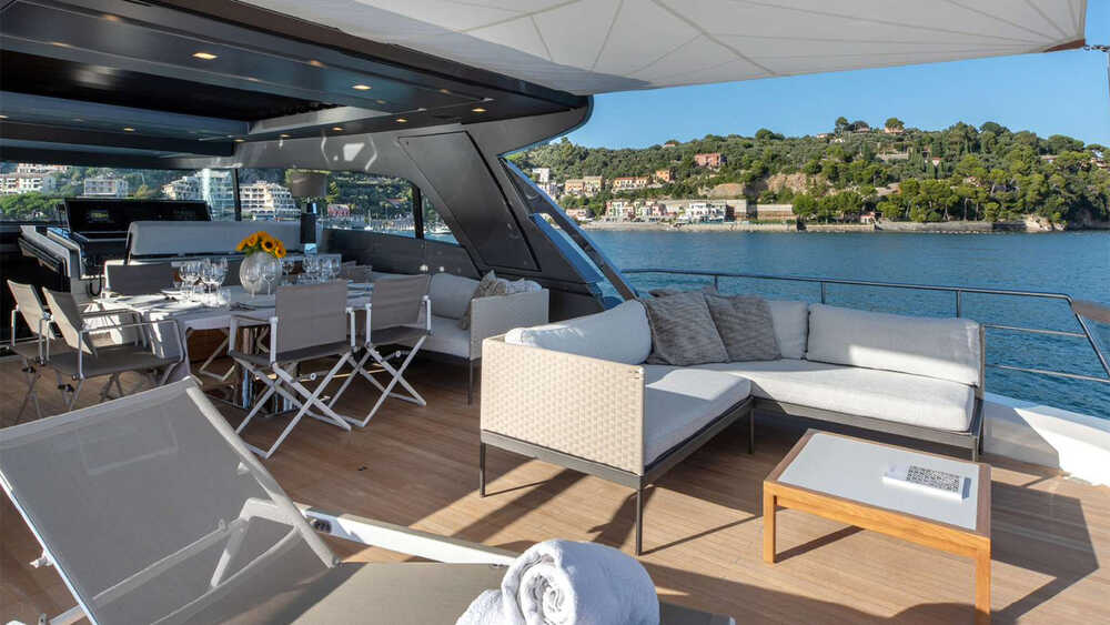 Lounge area on aft flybridge