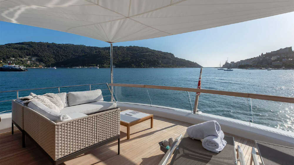 Lounge area on aft flybridge