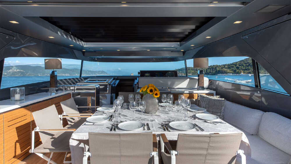 Dining area on flybridge