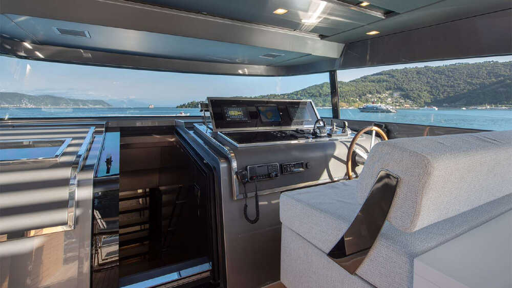 Helm station on flybridge