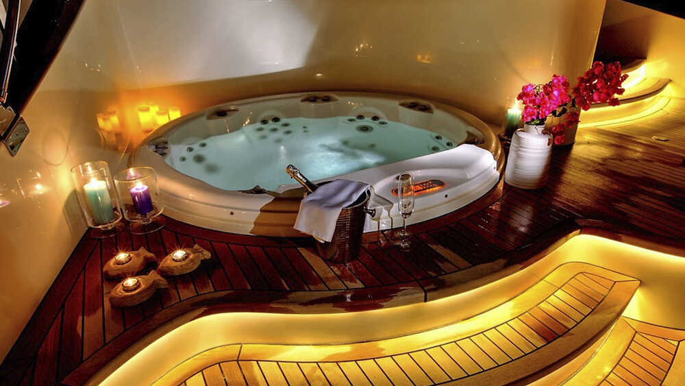 Jacuzzi on sundeck 