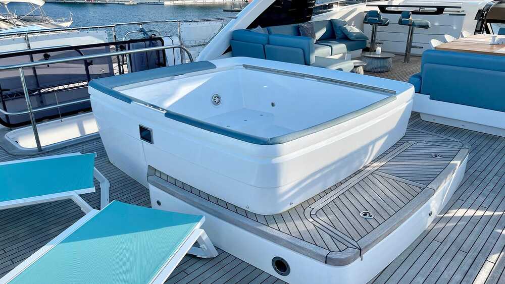Jacuzzi on aft flybridge