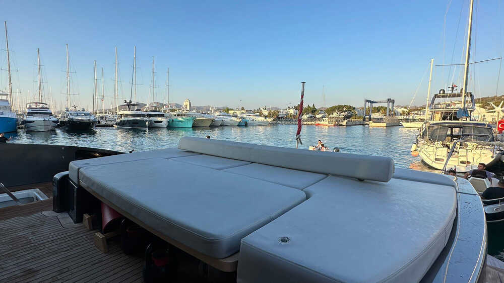 Aft sunbathing area 