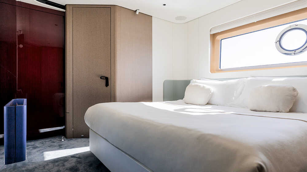Guest cabin on port side