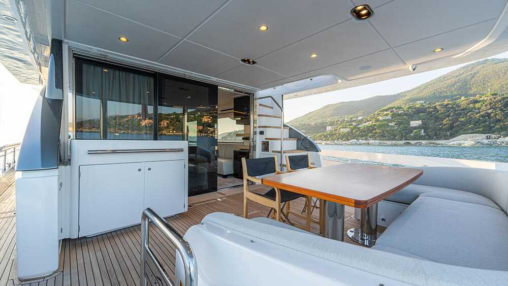 Dining area and wet bar on cockpit