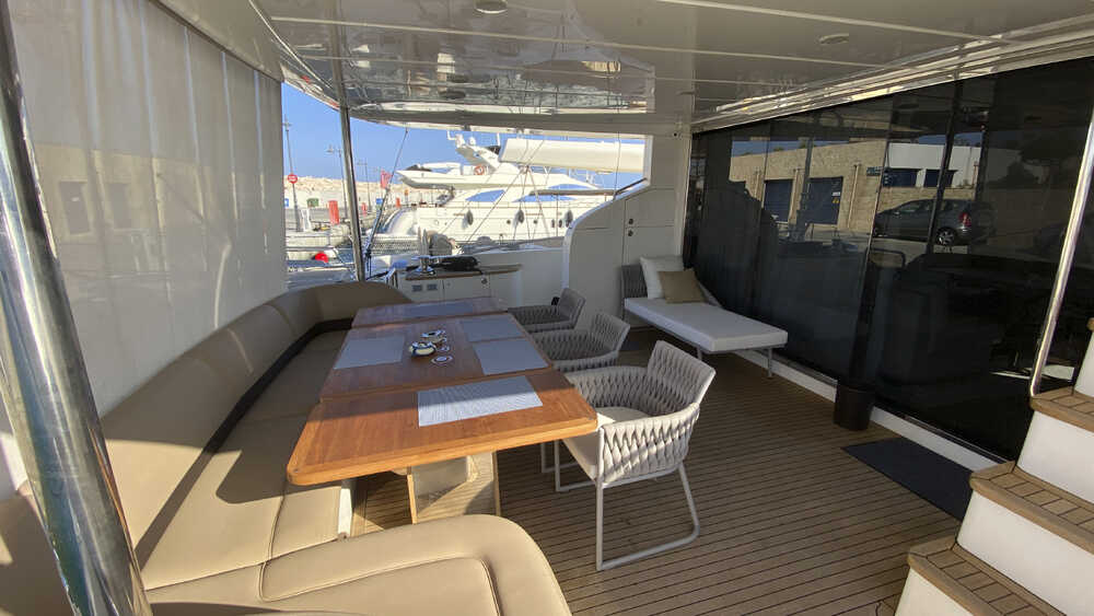 Dining area on cockpit
