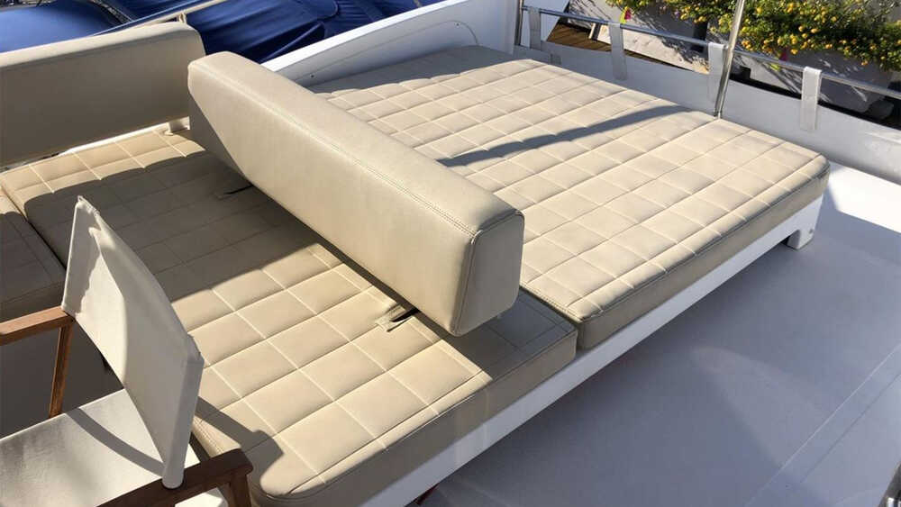 Sunbathing area on aft flybridge