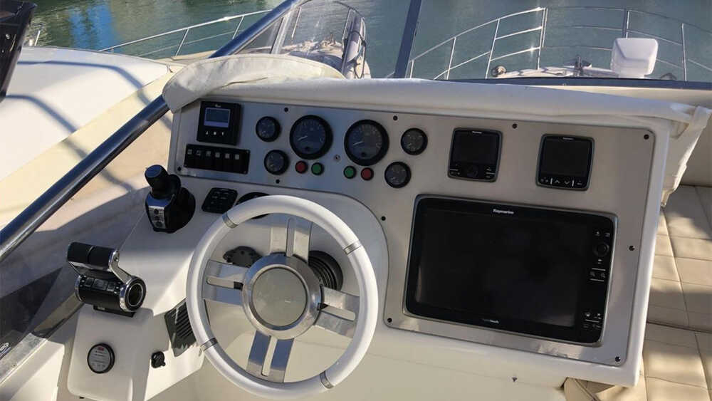 Helm station on flybridge