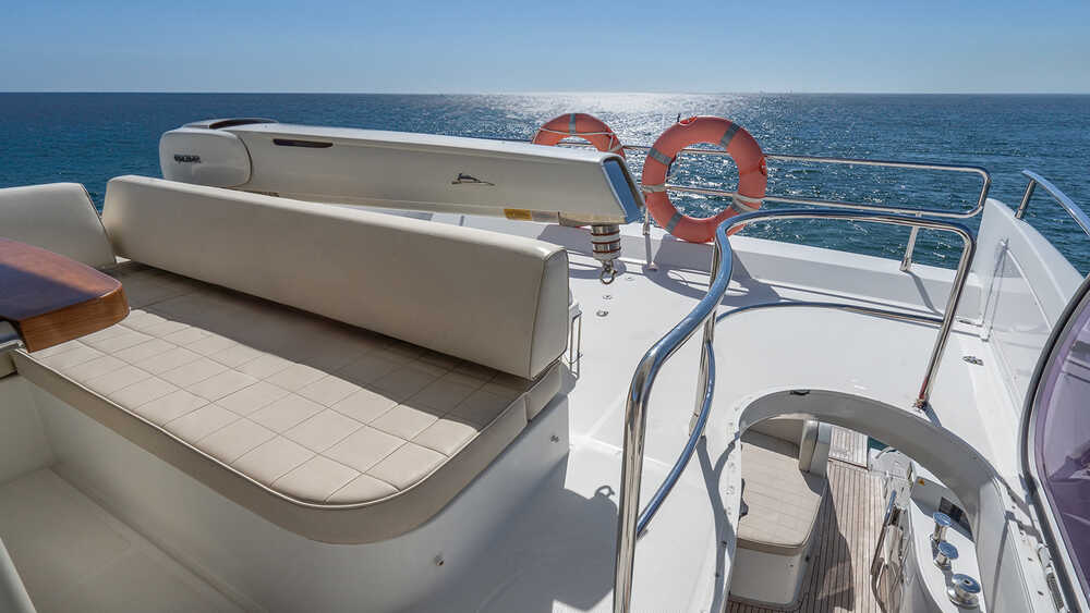 Crane on aft flybridge