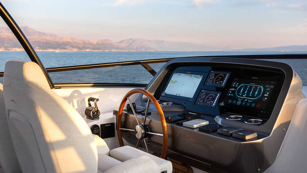 Helm station on flybridge