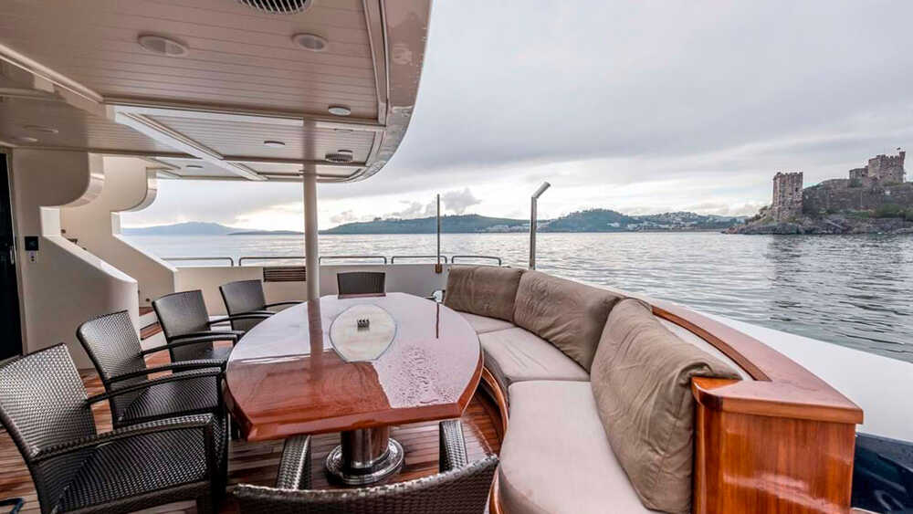 Aftdining area at the stern