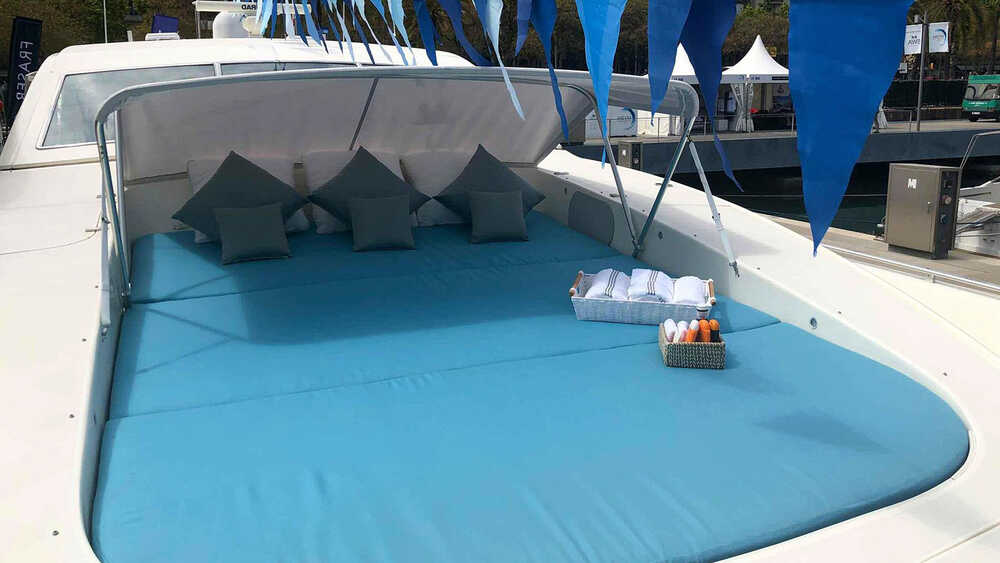 Sunbathing area on bow