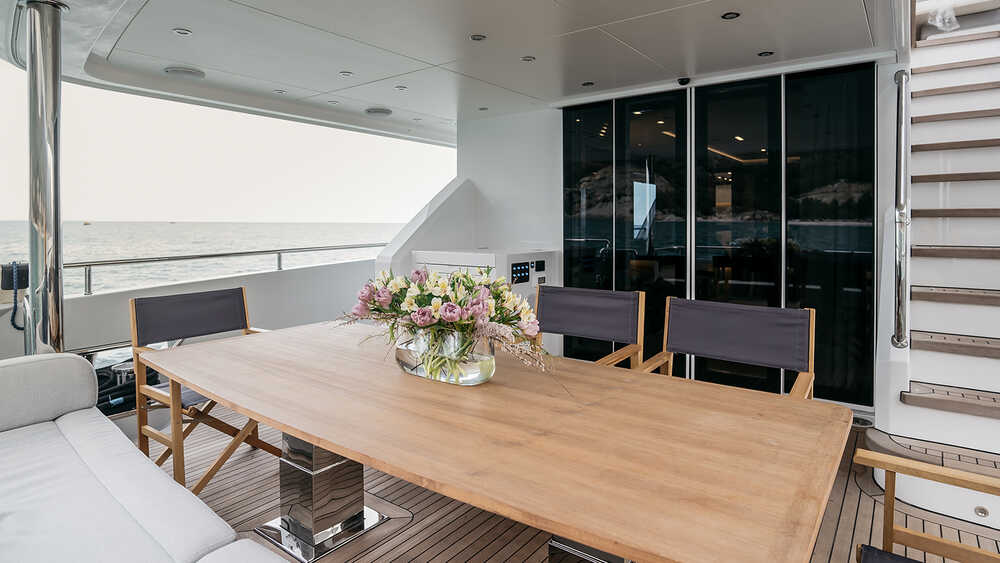 Cockpit dining