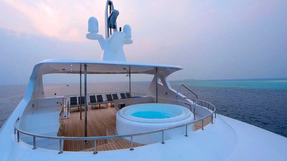 Jacuzzi on sundeck 