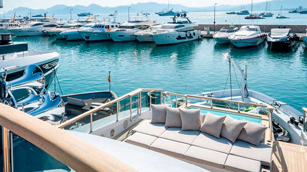 Sun loungers in the bow