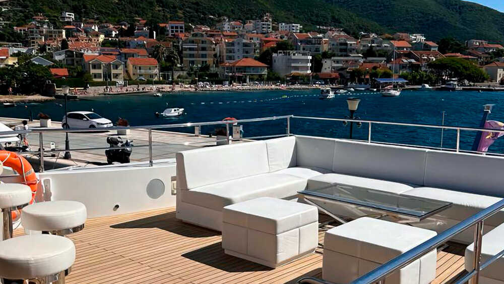 Relaxing area on aft flybridge