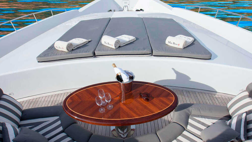 Lounge area in the bow