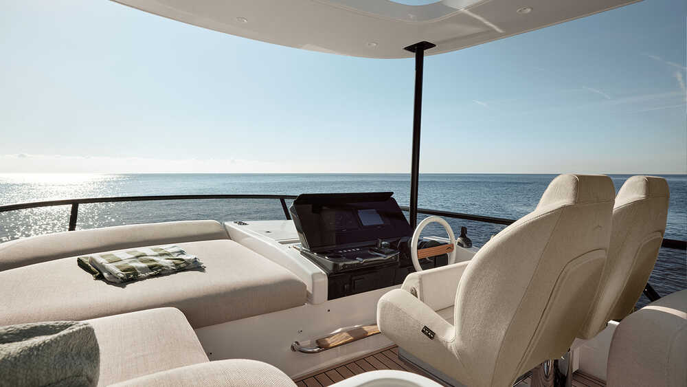 Helm station on flybridge