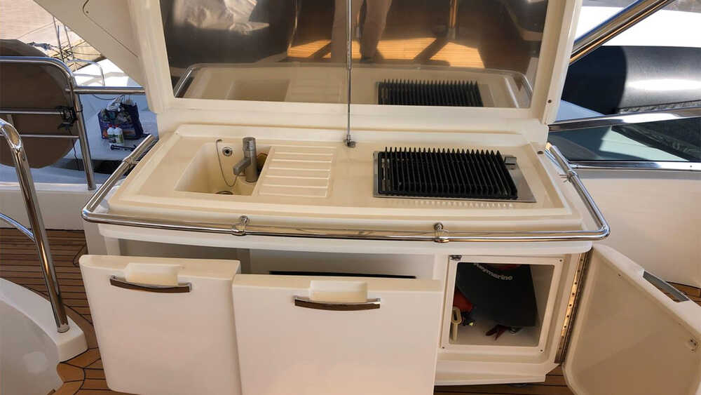 Wet bar with bbq on flybridge