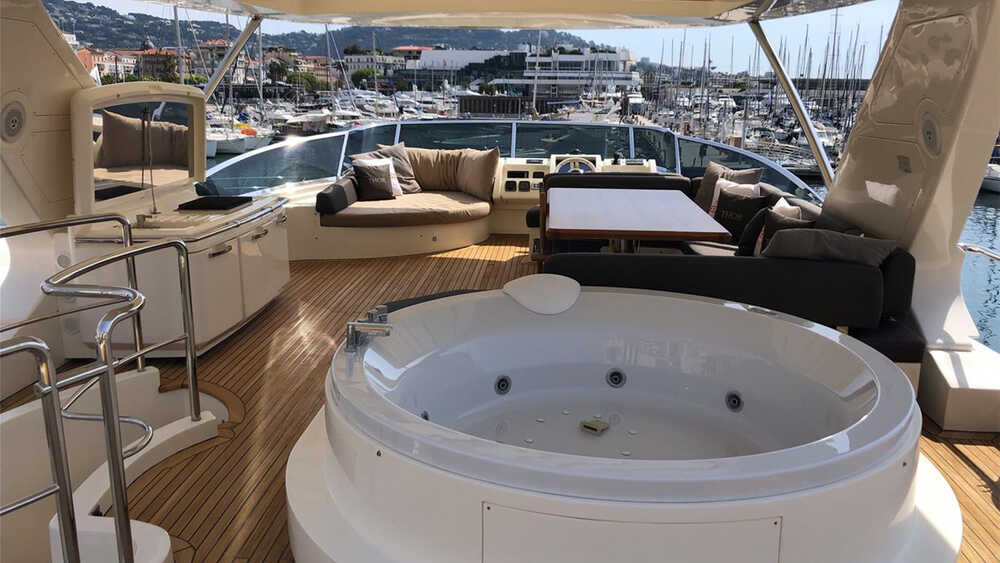 Jacuzzi on aft flybridge