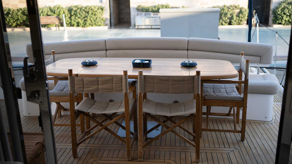 Dining area in the cockpit