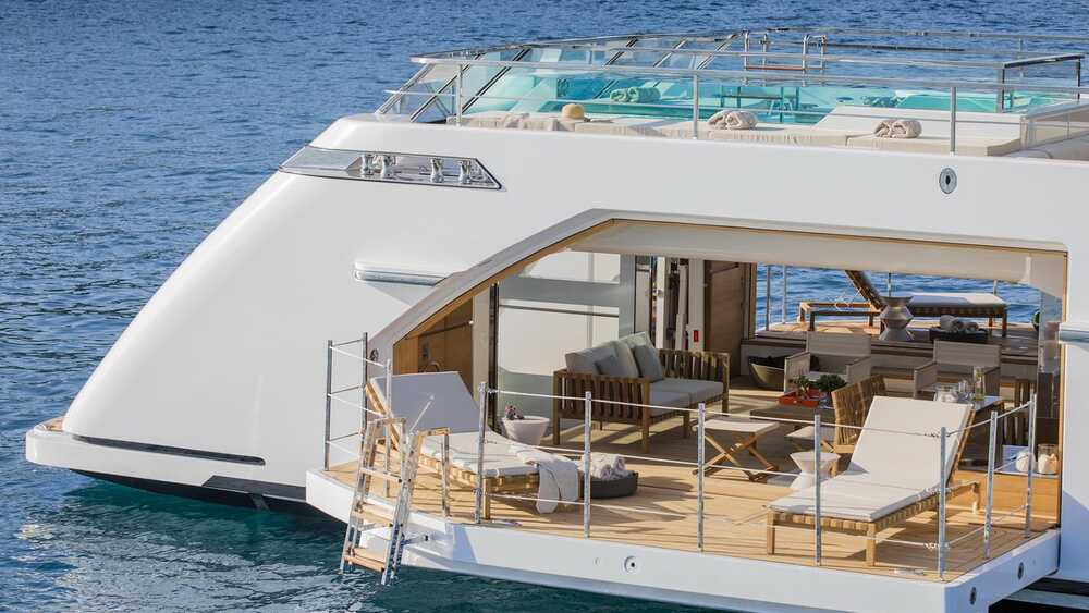 Lounge area with dropping down sides in the aft lower deck